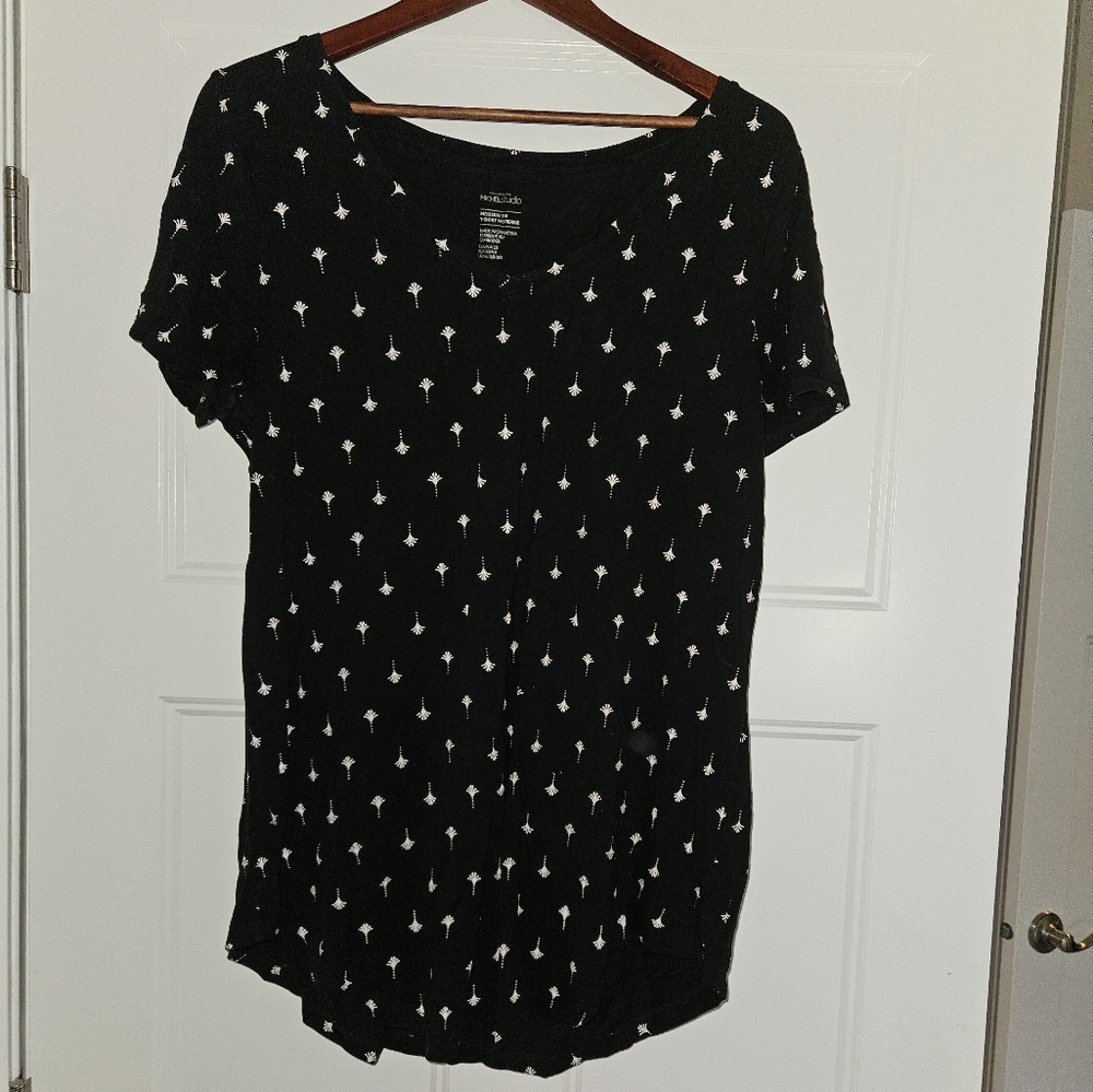 Black tshirt with white detail